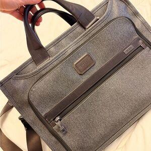 TUMI Alpha 2 Slim Deluxe Portfolio Brief Earl Grey 26110EG2 — Like New
